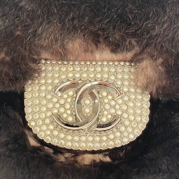 imgrc0083768061 CHANEL Rabbit Fur Pearl Chain Shoulder Bag Fur Silver Hardware