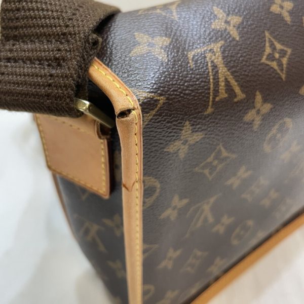 imgrc0094768403 Louis Vuitton Beaubourg MM Monogram Messenger Bag Brown