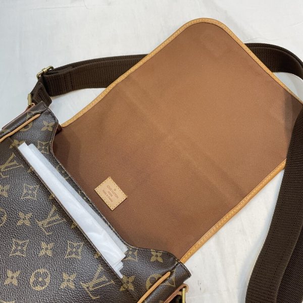 imgrc0094768404 Louis Vuitton Beaubourg MM Monogram Messenger Bag Brown