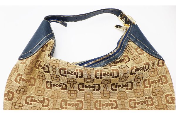 imgrc0101112589 Gucci GG Canvas Shoulder Bag Brown Navy