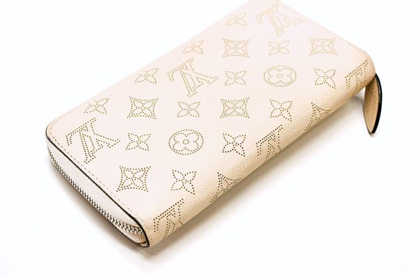 sd10001 4 Louis Vuitton Mahina Leather Zippy Wallet Biege