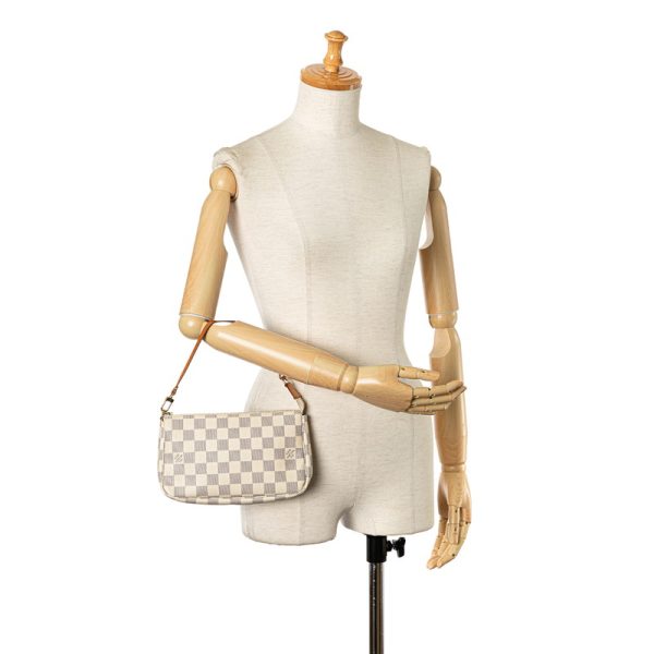 un016d0v8jg50tby 9 Louis Vuitton Damier Azur Pochette Accessory N51986 White