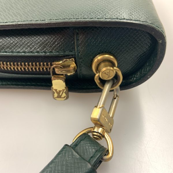 1016003252406 4 LOUIS VUITTON Taiga Baikal clutch bag M30184 Green