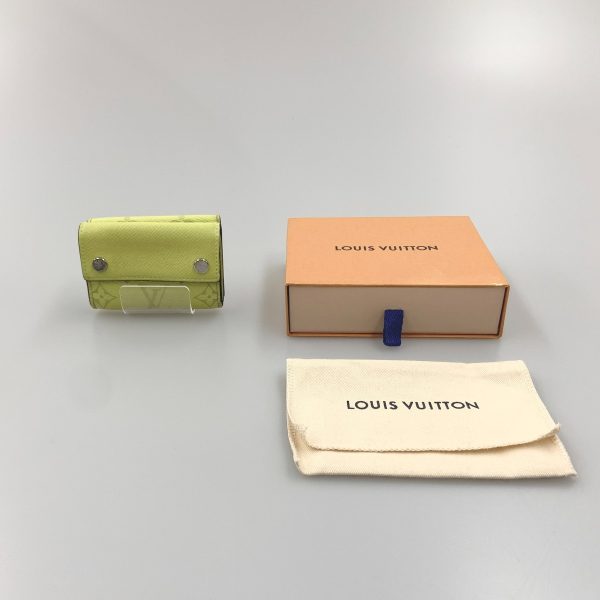 1016003267974 10 LOUIS VUITTON Taiga Lama Discovery Wallet Yellow