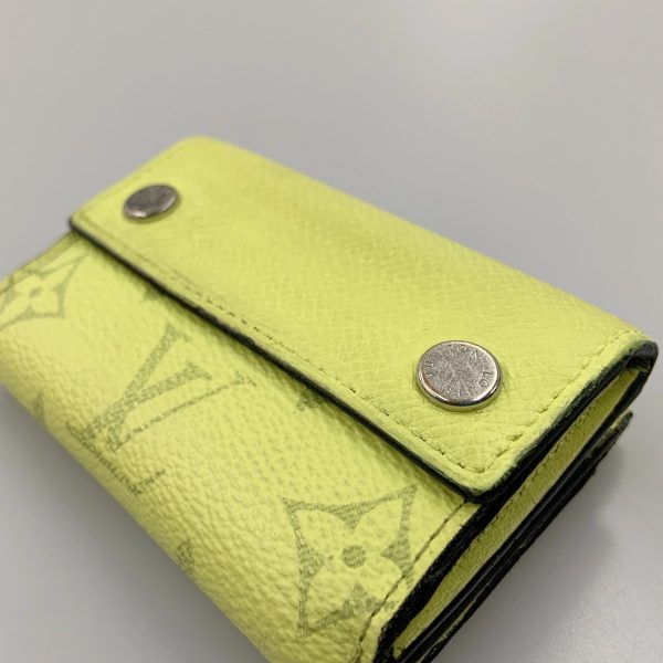 1016003267974 3 LOUIS VUITTON Taiga Lama Discovery Wallet Yellow