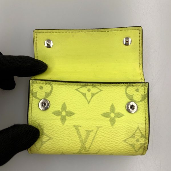 1016003267974 5 LOUIS VUITTON Taiga Lama Discovery Wallet Yellow