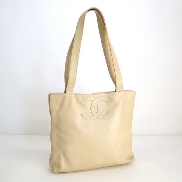 2000111256500088 1 CHANEL tote bag here mark calf beige