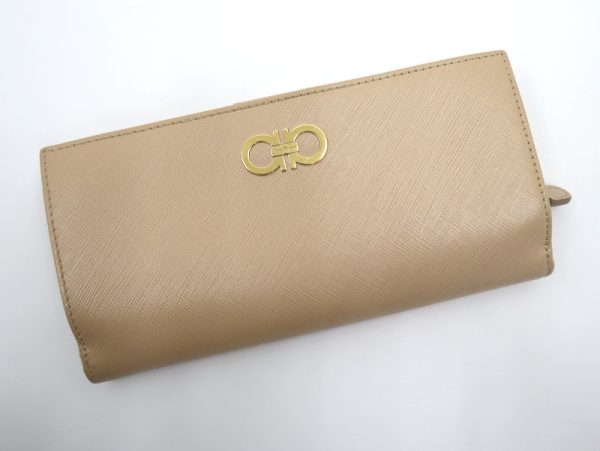 2000198256100001 1 Salvatore Ferragamo Gancini bi flong wallet beige