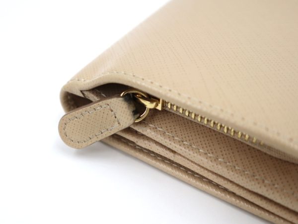 2000198256100001 3 Salvatore Ferragamo Gancini bi flong wallet beige