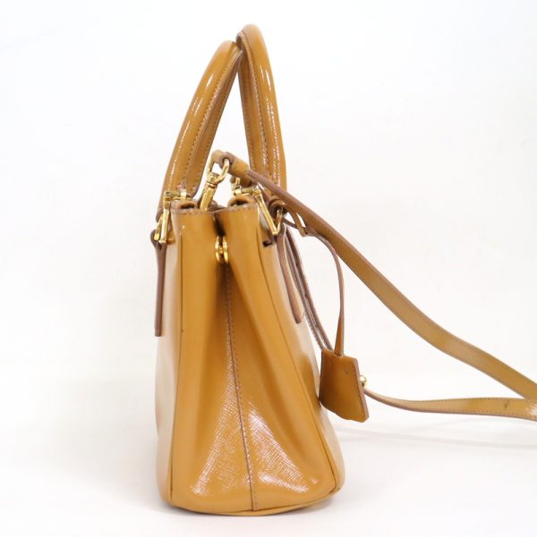 2000231255000039 4 Prada Galleria Medium Saffiano Camel