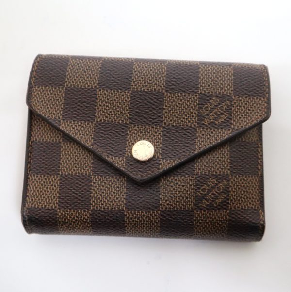 2001017256500675 1 Louis Vuitton Portefeuille Victorine Wallet Damier Brown