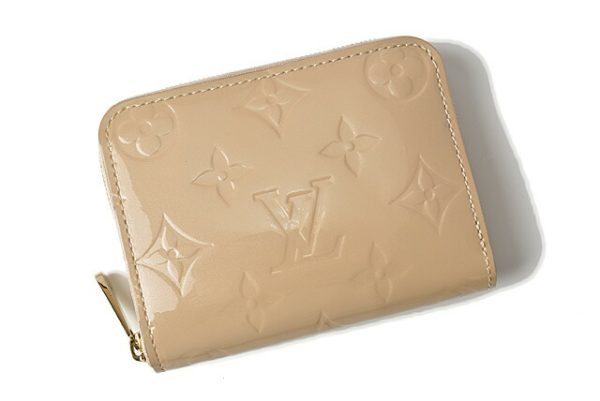 201225 24 lv 2 Louis Vuitton Zippy Coin Vernis Dune Beige