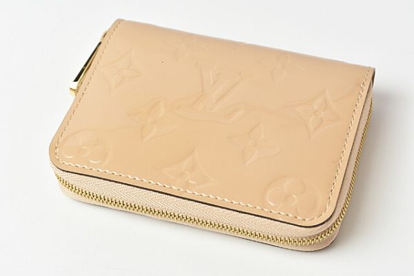 201225 24 lv 3 Louis Vuitton Zippy Coin Card Case Vernis Dune Beige