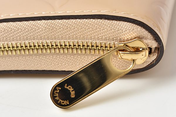 201225 24 lv 4 Louis Vuitton Zippy Coin Vernis Dune Beige