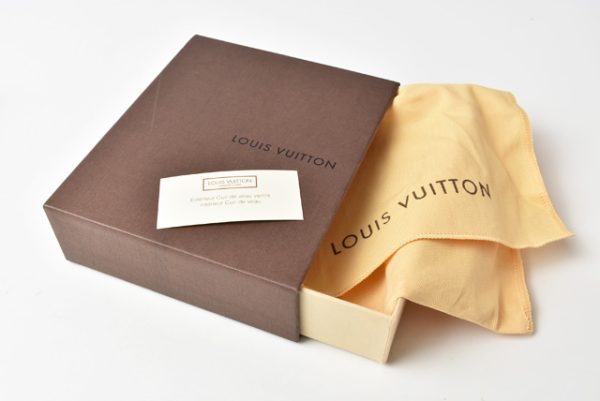 201225 24 lv 7 Louis Vuitton Zippy Coin Vernis Dune Beige