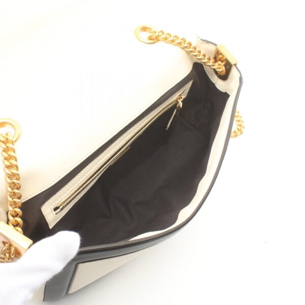 2101218171525 3 Fendi Baguette Shoulder Bag White Black