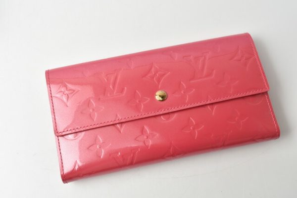 210122 06 lv 2 Louis Vuitton Long Wallet Porte Tresor Vernis Framboise