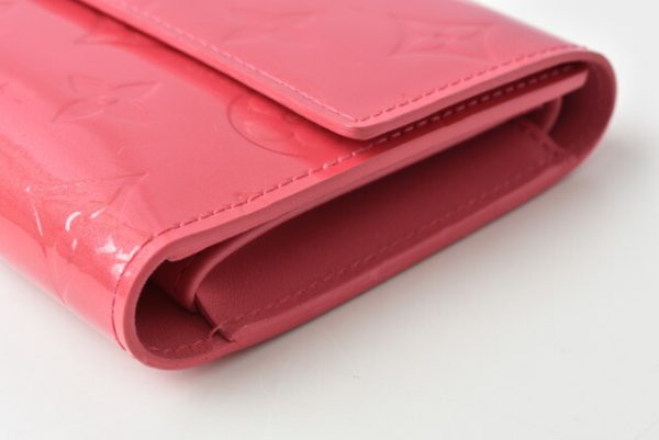 210122 06 lv 4 Louis Vuitton Long Wallet Porte Tresor Vernis Framboise