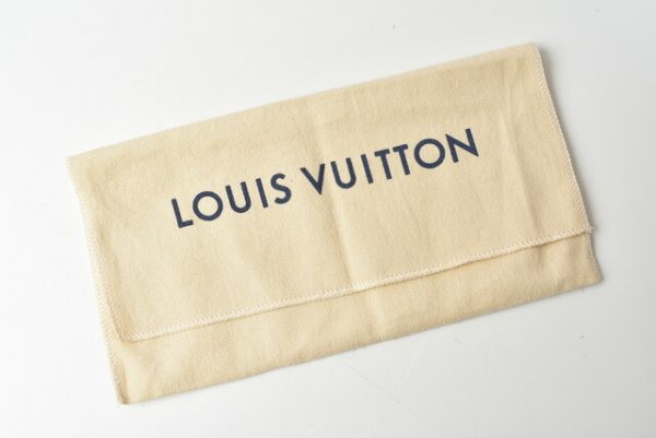 210122 14 lv 11 Louis Vuitton Lock Me Wallet Portefeuille Blossom