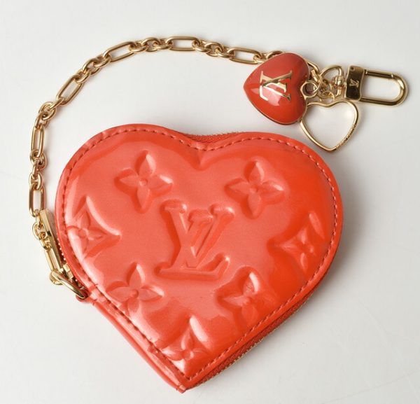 210128 03 lv 1 Louis Vuitton Vernis Heart Coin Case