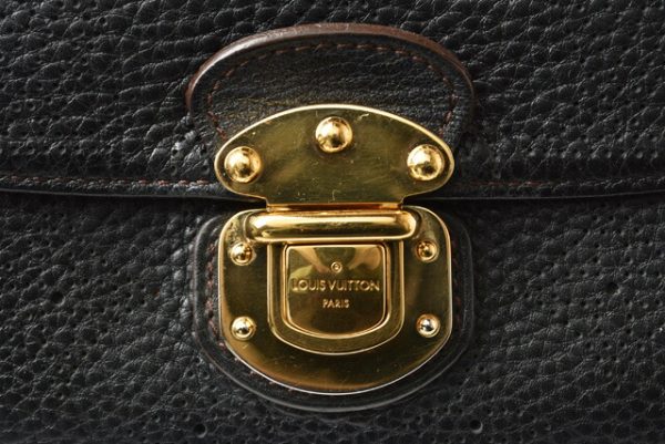 210225 36 lv 4 Louis Vuitton Portefeuille Amelia Mahina Noir Wallet