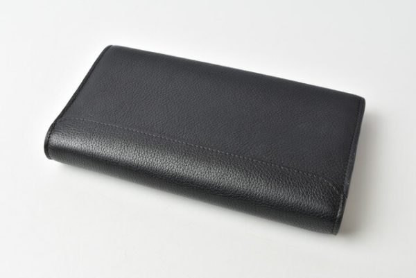 210225 38 lv 3 Louis Vuitton Lock Me Wallet Black