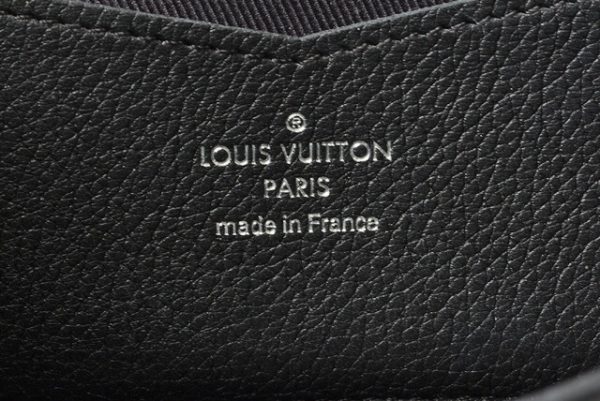 210225 38 lv 9 Louis Vuitton Lock Me Wallet Black