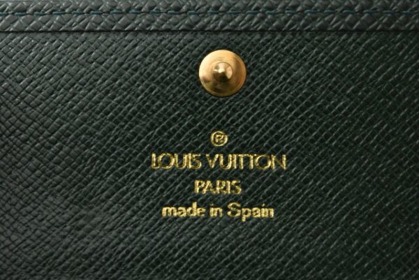 210225 52 lv 4 Louis Vuitton Taiga Epicea Key Case