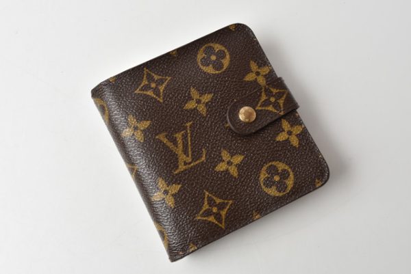 210328 29 lv 2 Louis Vuitton Folding Wallet Zip Monogram