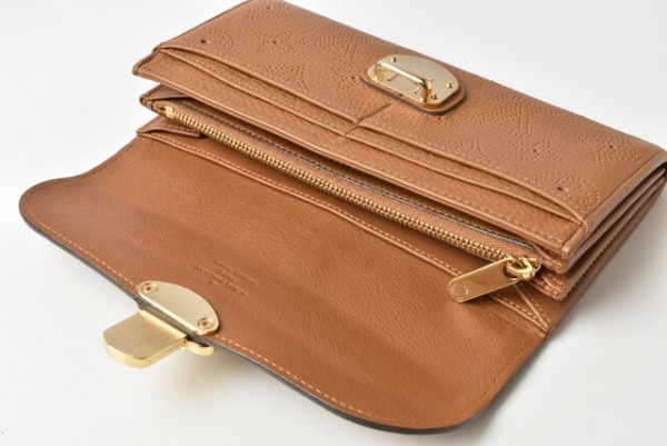 210328 31 lv 6 Louis Vuitton Portefeuille Iris Wallet Camel