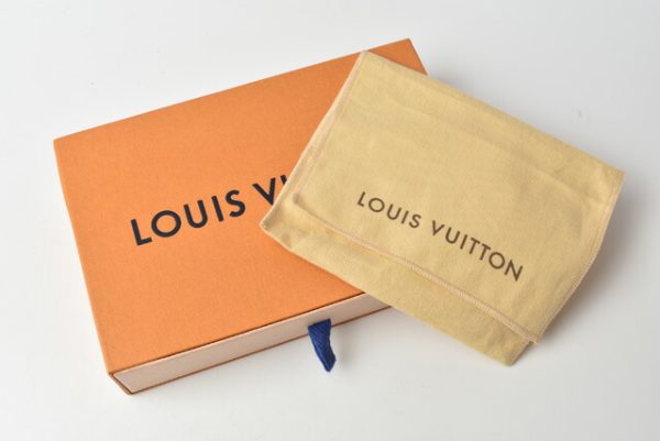 210328 40 lv 13 Louis Vuitton Capucines Wallet Magnolia