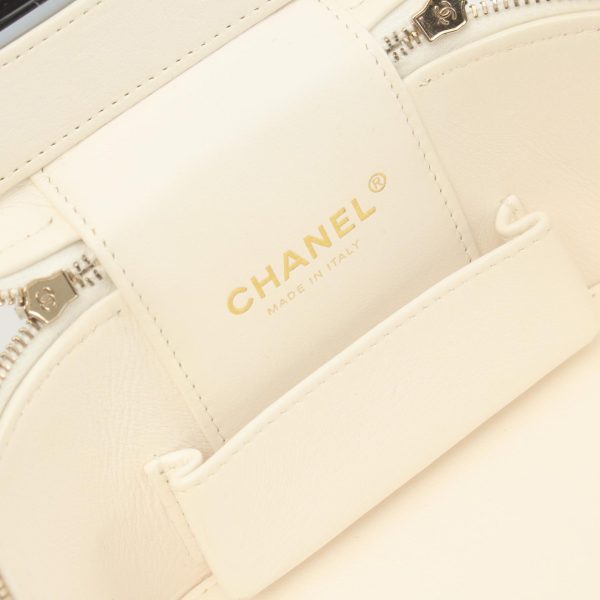 2107601000144 4 Chanel Matelasse Handbag Caviar Skin White