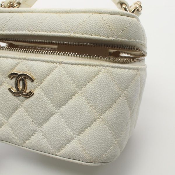 2107601000144 8 Chanel Matelasse Handbag Caviar Skin White