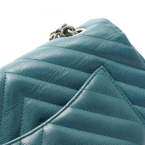 2107601002568 6 Chanel Chevron V Stitch Shoulder Bag Caviar Green