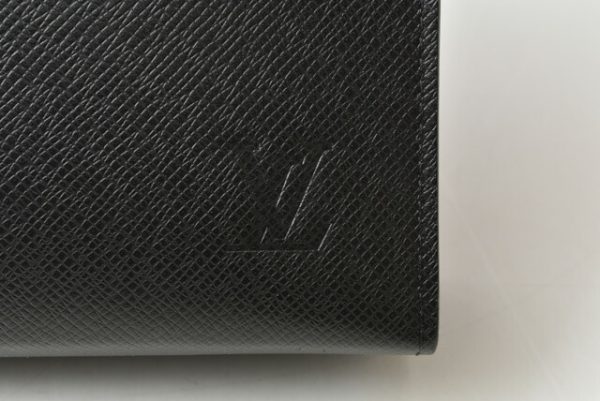 211109 796 10 lv 4 Louis Vuitton Taiga Pochette Voyage MM