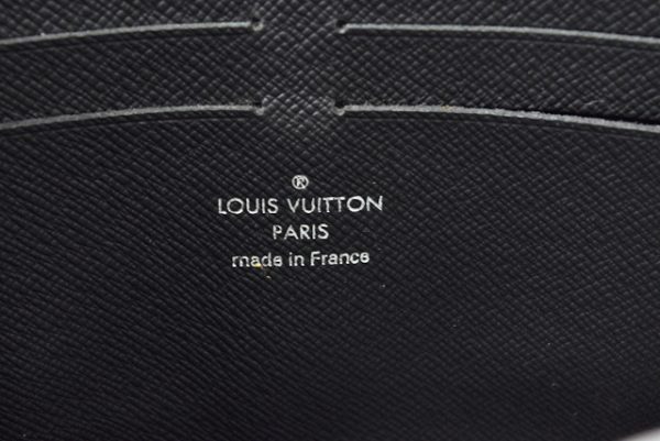 211109 796 10 lv 8 Louis Vuitton Taiga Pochette Voyage MM