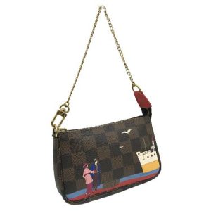 22 118 1 Gucci GG Supreme Shoulder Bag Brown