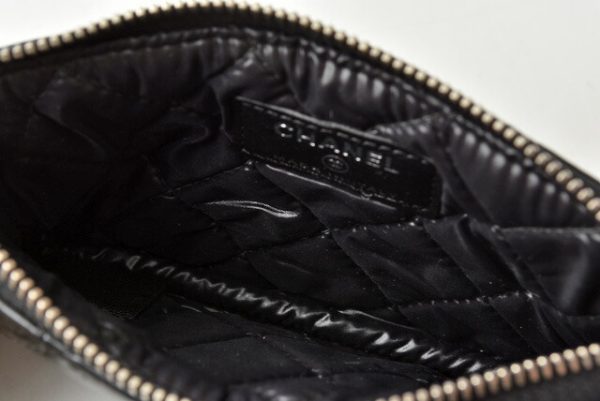 220314 805 3 ch 5 Chanel Pouch Patent Black