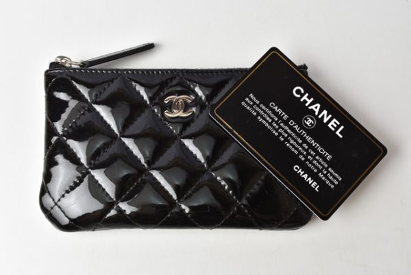 220314 805 3 ch 8 Chanel Pouch Patent Black