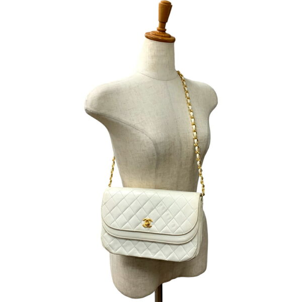 23 4201 18 Chanel Chain Shoulder Bag Matelasse White