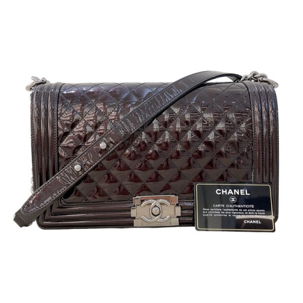 2300037944185 18 CHANEL Boy Chanel 28 Enamel Shoulder Bag