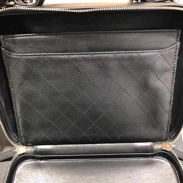 2300040121566 10 CHANEL CC Filigree Black caviar skin shoulder bag