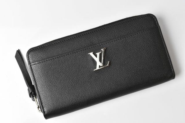 230421 lv 2 Louis Vuitton Lock Me Wallet Noir