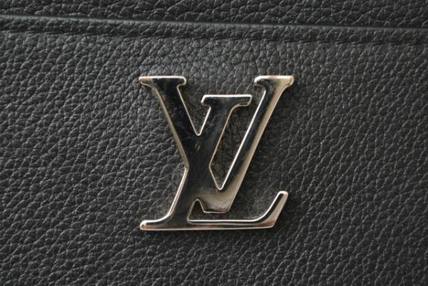 230421 lv 5 Louis Vuitton Lock Me Wallet Noir