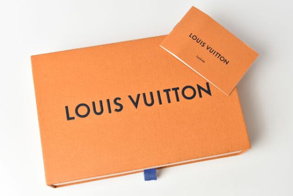 230447 lv 12 Louis Vuitton Lock Me Wallet Noir