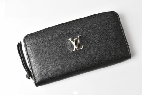 230729 lv 2 Louis Vuitton Zippy Lock Me Noir Wallet