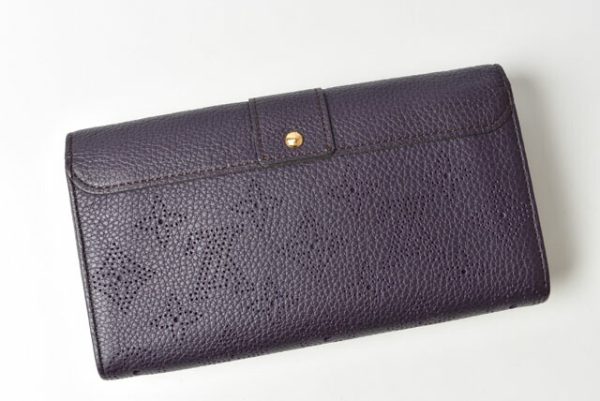 231020 lv 3 Louis Vuitton Portefeuille Iris Mahina Wallet