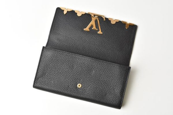 23112504 lv 7 Louis Vuitton Capucines Wallet Black