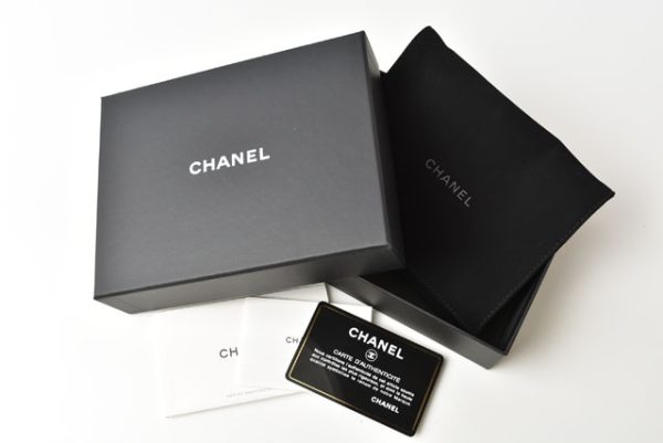 24020203 ch 11 CHANEL wallet tri fmini wallet Boy caviar skin off white