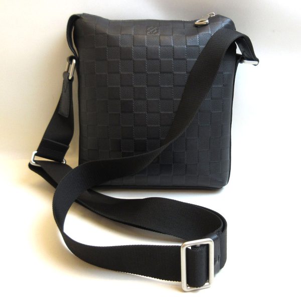 3 lv211224 2ta 01 Louis Vuitton Discovery Messenger PM Shoulder Bag